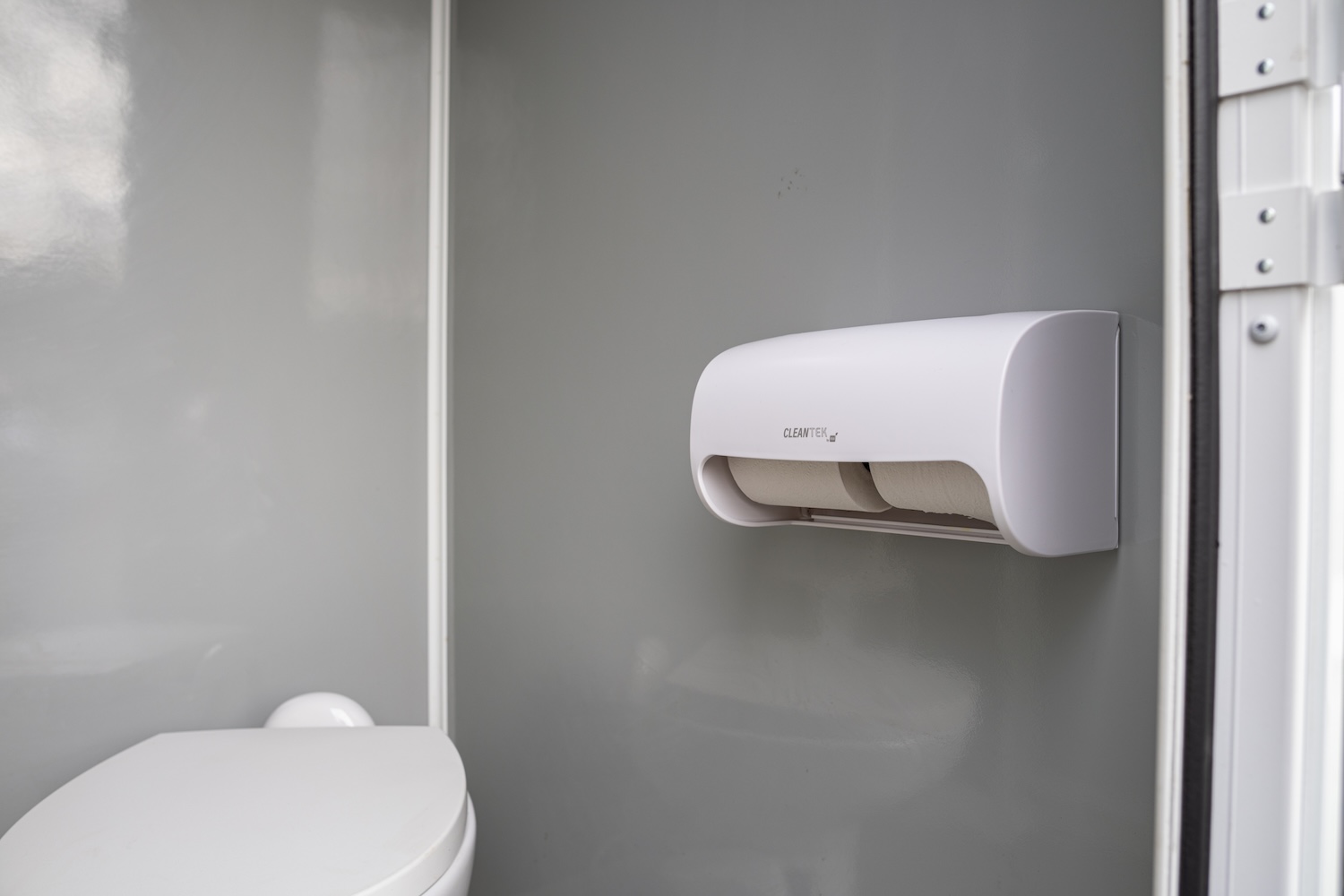 restroom-trailer-inside-tp